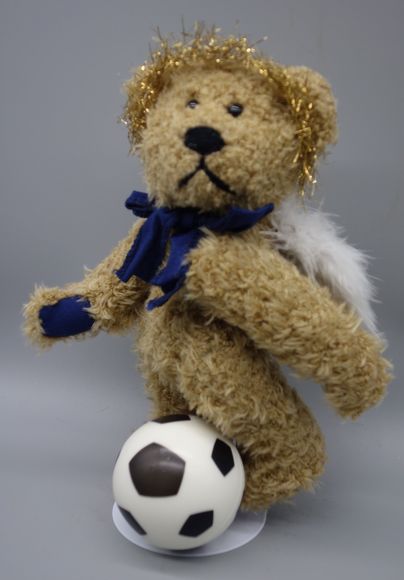 Engel-Teddy als Fußballer
