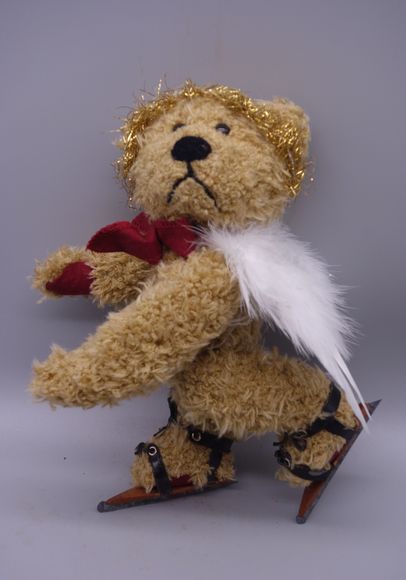 Engel-Teddy als Schlittschuhläufer