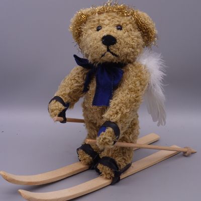 Engel-Teddy als Skiläufer
